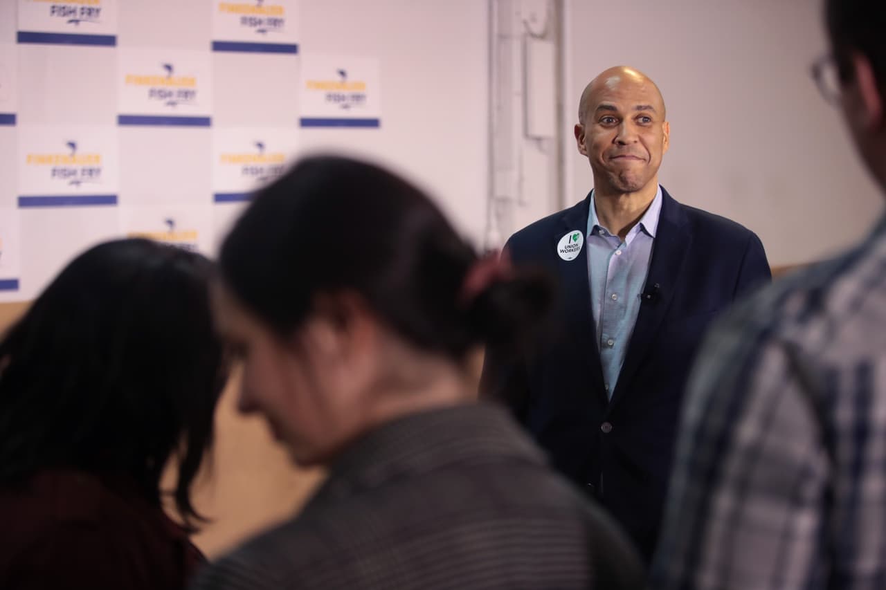El senador 
<a href="https://www.univision.com/temas/cory-booker">Cory Booker</a> se atrevió a decir algunas cosas en español y abogó por los 
<b>derechos de la comunidad LGBTIQ+</b>. También fue la única voz disonante con relación al retiro de EEUU del acuerdo nuclear con Teherán, y aunque explicó que era un buen trato, aprovecharía la oportunidad como presidente para lograr uno mejor.