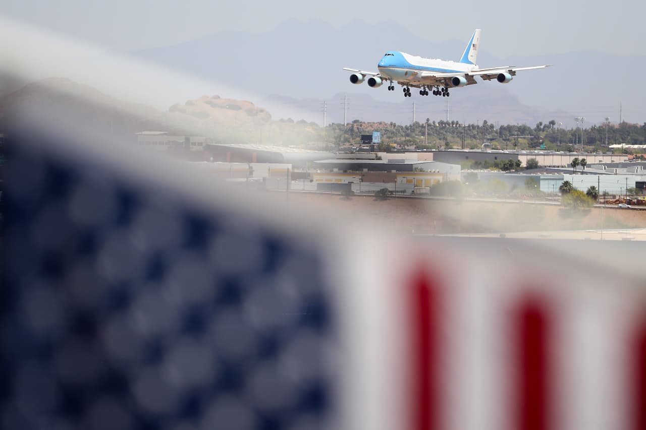Al medio día del 5 de mayo, el Air Force One aterrizó en Phoenix, ante la mirada de decenas de espectadores.