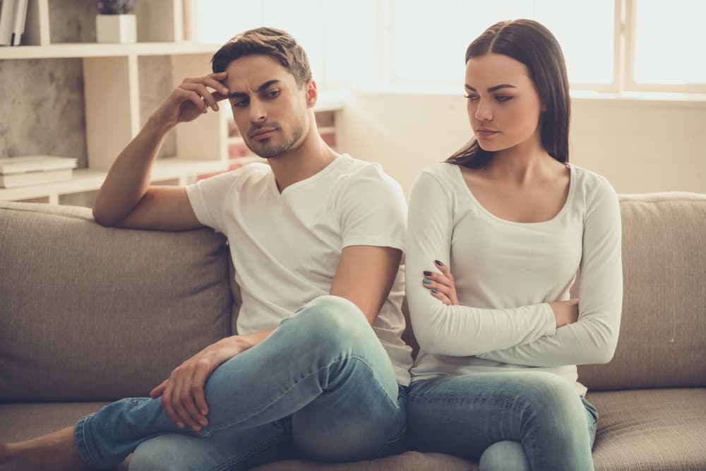 <h3 class="cms-H3-H3"><b>¿Tu pareja es Cáncer? </b></h3>
<br>Tu pareja Cáncer se aburre de ti cuando percibe falta de amor o interés ya que se trata de un signo altamente intuitivo y se percata enseguida de tus cambios en tu mundo interior aunque no hables. Debido a la extrema sensibilidad de Cáncer cuando no te interesas legítimamente por sus problemas de familia y despersonalizas tus pláticas personales tu pareja canceriana empieza a sentirse mal a tu lado, descubre la falta de interés, y esa actitud apática comienza a enfriar la relación.