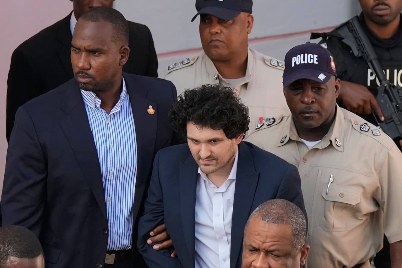 Deberá pagar $250 millones: un juez de EEUU autoriza la libertad bajo fianza de Sam Bankman-Fried, el 'rey de las criptomonedas' extraditado de Bahamas
