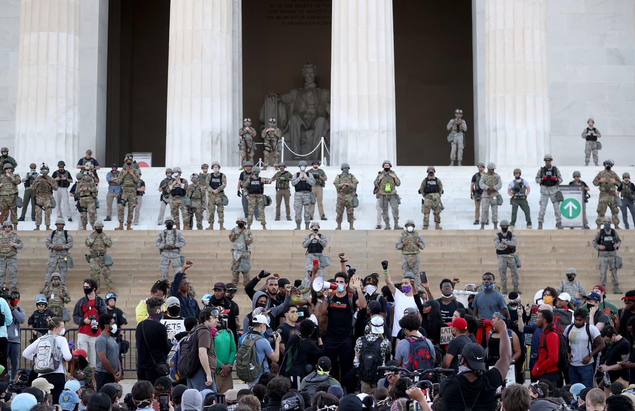 Miembros de la Guardia Nacional de Washington DC se posicionan en los escalones del Lincoln Memorial para monitorear a los manifestantes durante una protesta pacífica contra la brutalidad policial y la muerte del afroestadounidense George Floyd, ocurrida el 25 de mayo del 2020 en Minneapolis. 
<br>