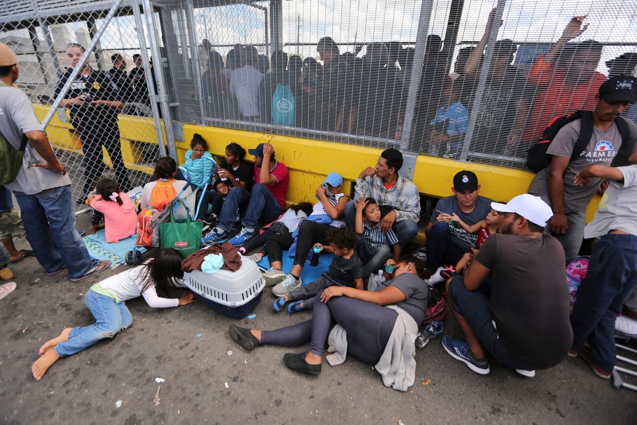 El bloqueo causó largas filas en otros puentes internacionales entre Matamoros y Brownsville. El condado de Cameron, que opera el puente Gateway, dijo que este se “usa principalmente para el tráfico local y para el cruce de empleados de fábricas, turistas y peatones”. Agregó que por el puente cruza un 80% del tráfico peatonal Brownsville-Matamoros.