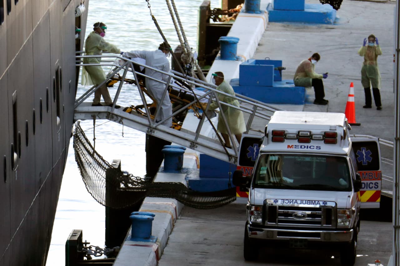 <b>Desembarque permitido. </b>Uno de los afectados por el coronavirus es sacado del crucero Carnival Holland America Zaandam en Fort Lauderdale, Florida, el 2 de abril. Este barco tenía varios pasajeros con los síntomas del covid-19 y fue rechazado en varios países.