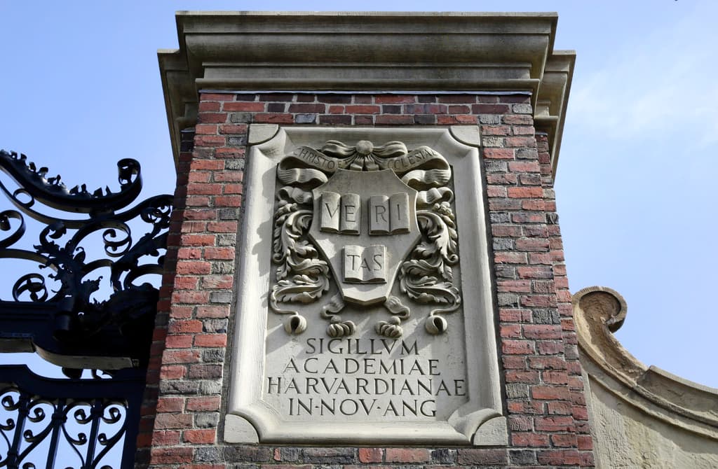 Jueza suspende temporalmente el nuevo veto de Trump a estudiantes extranjeros de Harvard