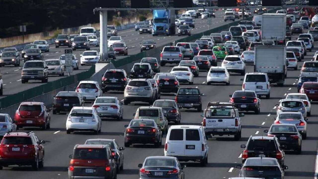<b>No sobrecargar el automóvil</b>
<br>No sobrepases las capacidades de carga de tu vehículo, ya que estarás exigiendo un poco más de potencia al motor, que se traduce en mayor consumo de gasolina. Entre más peso, menos combustible.