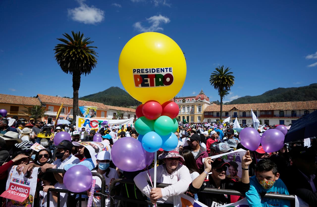 Muy activo y elocuente, Petro cerró su campaña en el centro de 
<a href="https://www.univision.com/temas/bogota">Bogotá</a> junto a la sede de la alcaldía que ocupó entre 2012 y 2015. Su candidata a la vicepresidencia es la ambientalista afro Francia Márquez. En su discurso número cien desde agosto Petro habló de un "cambio" sin revanchas.
<b> "Cambiaremos la historia (…) para hacer trizas la guerra. Escribamos esta nueva página en blanco de la libertad", declaró ante miles de seguidores.</b>
<br>