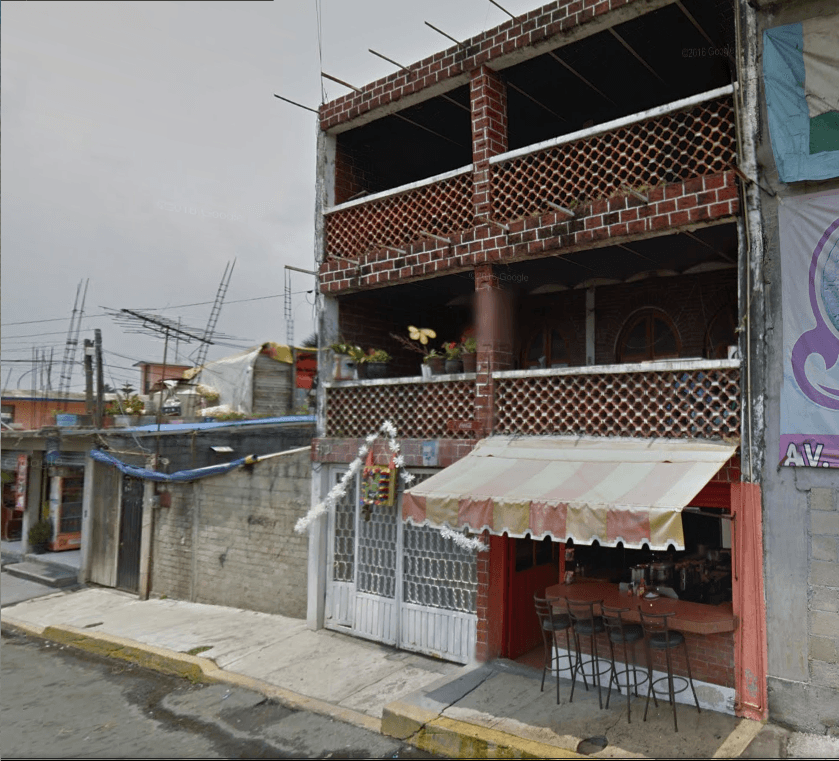 La casa de los Martínez en Capulhuac, donde se crió Cristina, tiene dos pisos. Al frente está la barra que ella consiguió construir para vender comida cuando volvió de EEUU para tratar de recuperar a sus hijos.