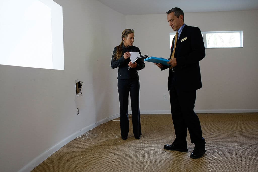 <b>Administrador de propiedades inmuebles y asociaciones comunitarias</b> 
<br>Salario medio anual: $113.800
<br>En Nueva York y Nueva Jersey, los administradores de propiedades tienen los mejores salarios del país, donde el salario promedio es de $73,210. Sus responsabilidades incluyen dirigir y coordinar las actividades de venta, compra o arrendamiento de propiedades inmobiliarias.
<br>