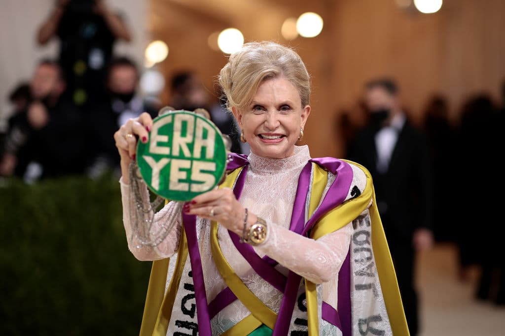 "En todo el país, los derechos de las mujeres están bajo ataque. Hace mucho que uso la moda como una fuerza para el cambio", escribió Maloney en su cuenta de Twitter, explicando su elección. 
<b>En la foto, Maloney muestra un cartel con las siglas históricas ERA <i>(Equal Rights Amendment)</i>, la Enmienda de Igualdad de Derechos que movilizó a las feministas por décadas para garantizar en la Constitución igualdad de derechos para todos los ciudadanos. </b>