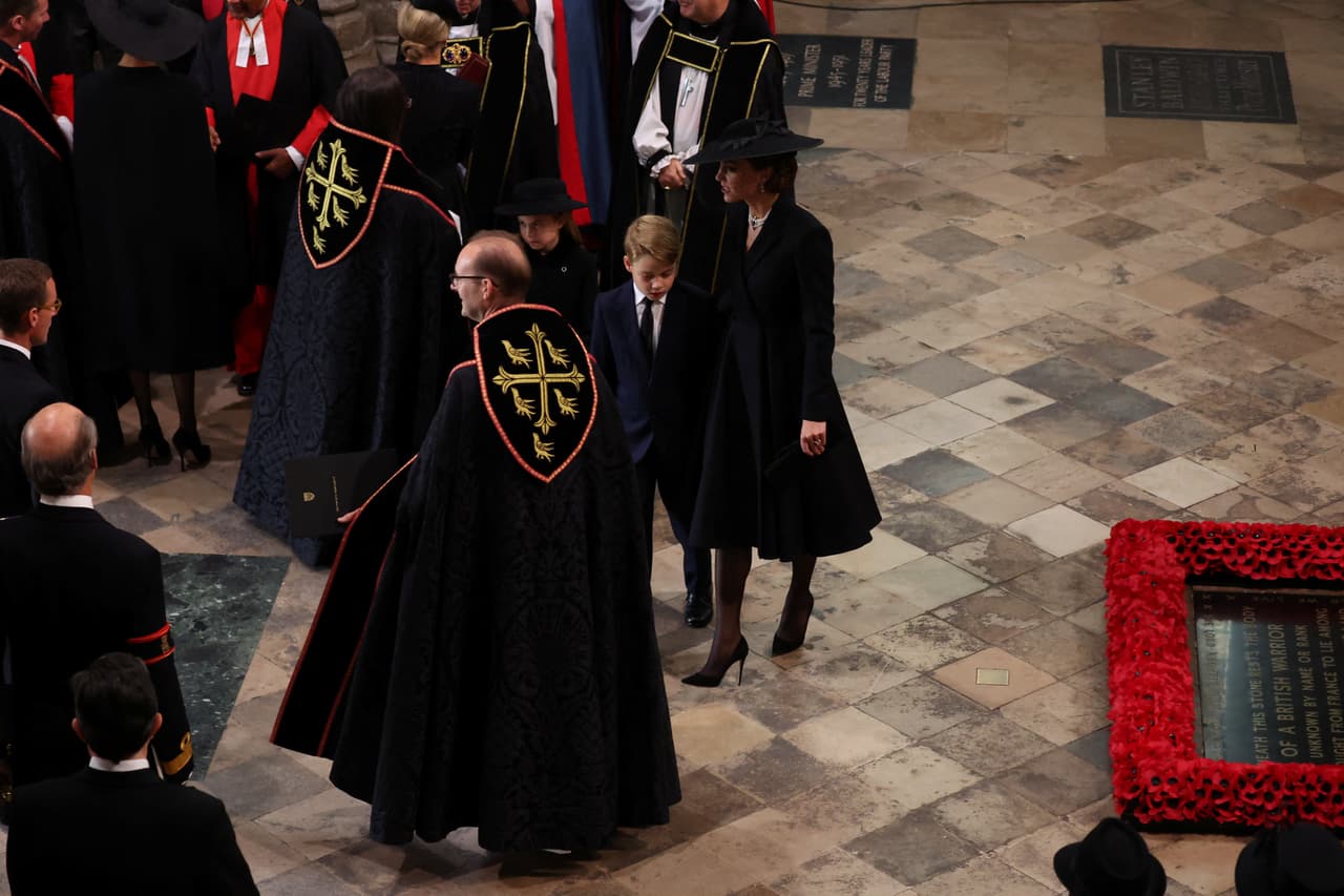El príncipe George, de 9 años, y Charlotte, de 7, acudieron a la abadía con su madre. 
<br>