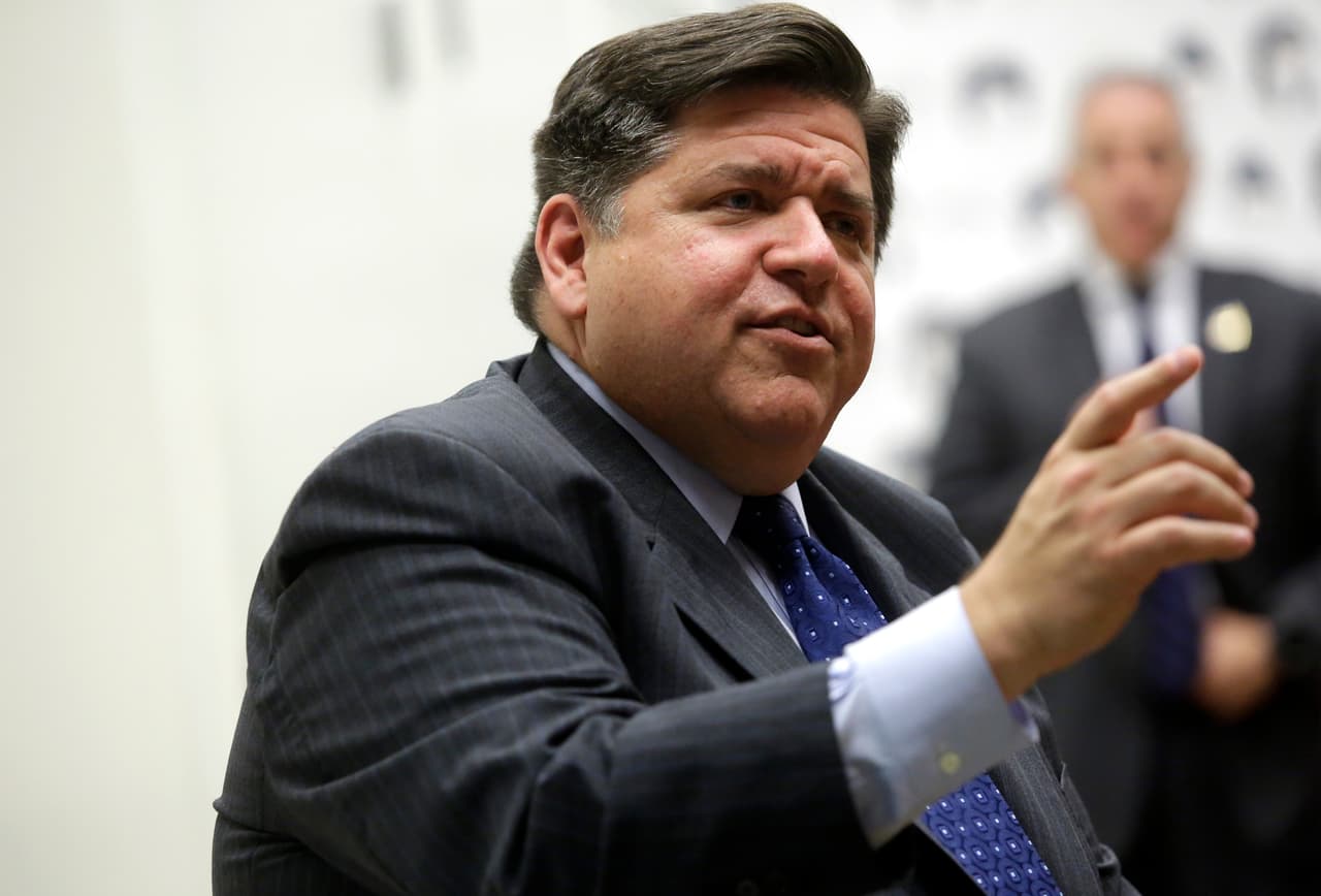 5. Por su parte, el Gobernador de Illinois, 
<b>JB Pritzker, anunció en una entrevista</b> con CNN 
<b>sus intenciones de aceptar una posible nominación como candidato a la Vicepresidencia del partido Demócrata</b>: 
<i>"Sería difícil resistirme a una llamada y a una consideración si el candidato me llamara para pedirme que considerara ser vicepresidente", aseguró</i>