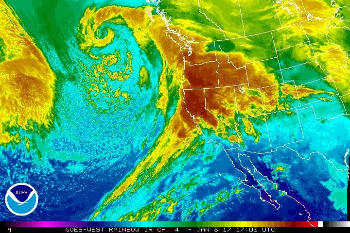 Imagen de satélite del río atmosférico que está afectando al norte de California este 8 de enero de 2017.