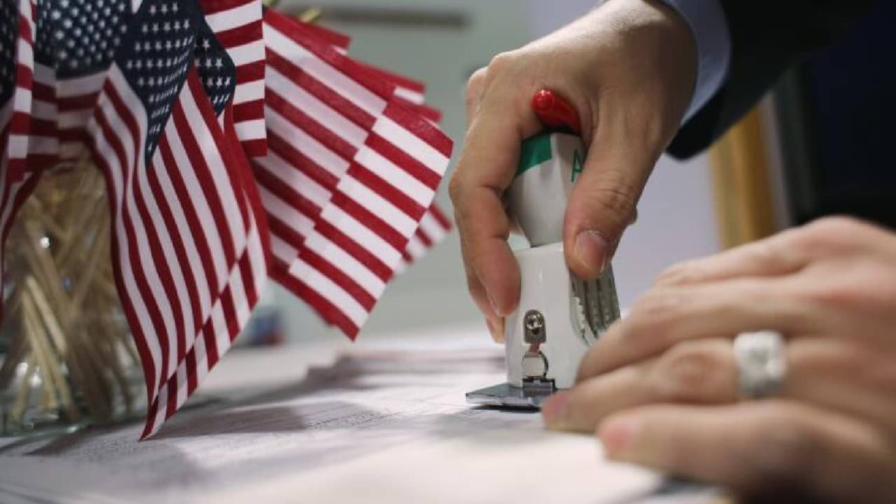 <b>Mi Familia Vota</b>
<br>Organiza frecuentemente eventos en Arizona para ayudar a la comunidad a completar su formulario N-400, donde un abogado de inmigración revisará cada aplicación de manera gratuita.
<br>
<br>Teléfono: 1 833-868-2667
<br>
<a href="https://www.mfveducationfund.org/what-we-do/citizenship/" target="_blank">https://www.mfveducationfund.org/what-we-do/citizenship/</a>