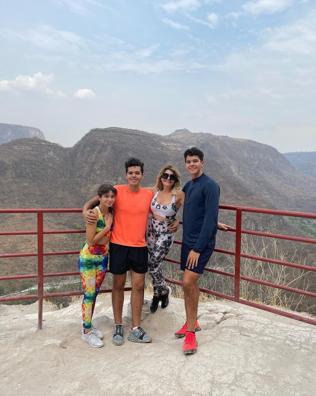 En 2008, la artista de 46 años se dio una segunda oportunidad en el amor y se casó con el productor Carlos Alberto de la Cruz. Su matrimonio duró 9 años. En 2017 se separaron y de su amor quedó su tercera hija, 
<b><a href="https://www.univision.com/famosos/maria-itati-la-hija-menor-de-itati-cantoral-ya-tiene-11-anos-y-se-ha-convertido-en-la-mejor-amiga-de-su-mama-fotos">María Itatí</a></b>, de 12 años.
