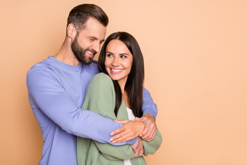 El 'love bombing' se hace presente en las primeras etapas de una relación, usualmente de pareja