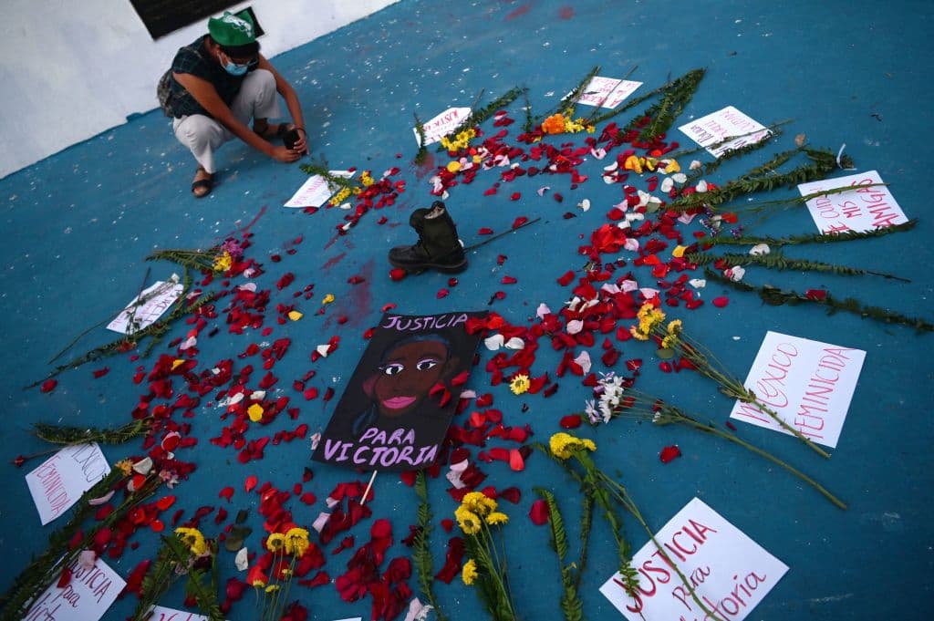 La noche del lunes 29 de marzo, un grupo de mujeres llevó a cabo una protesta por la muerte de Victoria Salazar en la ciudad de Tulum, en el estado mexicano de Quintana Roo, a manos de policías locales. 
<b>Las mujeres denunciaron misoginia y racismo</b>.