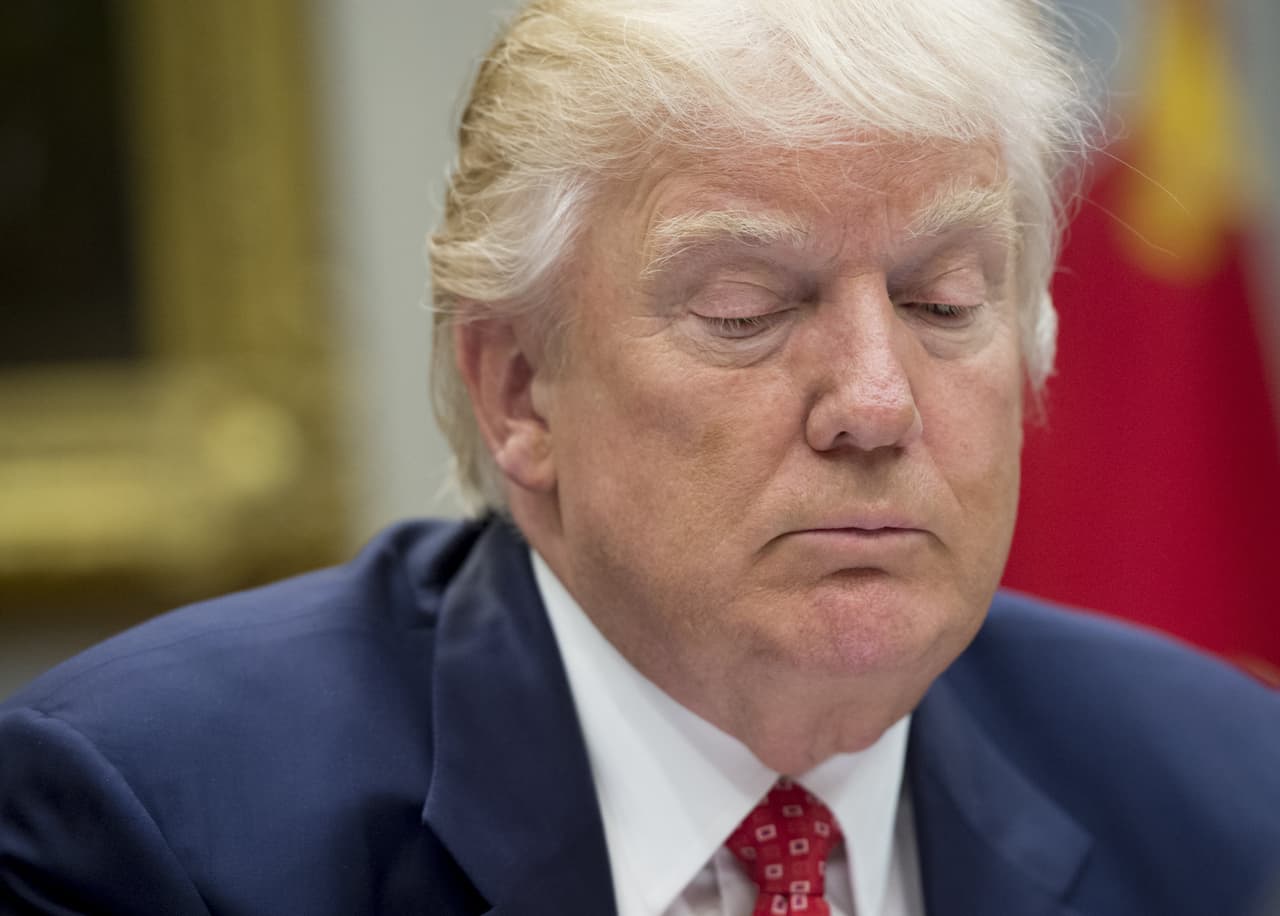 <b>Día 34/ Febrero 22: </b>El presidente 
<a href="http://www.univision.com/temas/donald-trump">Donald Trump</a> emitió nuevas normas para eliminar las 
<a href="http://www.univision.com/noticias/lgbt/el-gobierno-exige-a-los-centros-escolares-publicos-que-los-alumnos-transgenero-puedan-utilizar-el-bano-que-deseen">protecciones antidiscriminatorias para estudiantes transgénero</a>, lo que se contradice con las opiniones de su secretaria de Educación, 
<b><a href="http://www.univision.com/noticias/politica/trump-eliminara-protecciones-sobre-el-uso-de-banos-por-parte-de-estudiantes-transgenero">quien había afirmado hace varios días que permanecerían en pie</a></b>. La normativa puesta en vigor por el expresidente Barack Obama permitía a los estudiantes transgénero en escuelas públicas utilizar los baños de su identidad de género. Pese a su entrada en vigor, muchos críticos argumentaban que las reglas amenazaban la seguridad y privacidad de otros estudiantes. El jefe de prensa de la Casa Blanca, Sean Spicer, había indicado previamente en la jornada que este tipo de regulaciones deben ser potestad de los estados, no del gobierno federal.
<br>