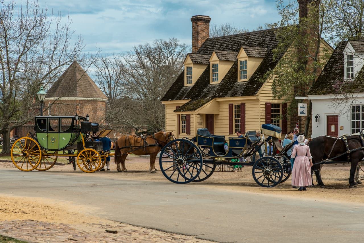 <b>Puesto 11. Williamsburg, Virginia.</b> Esta ciudad es asequible y educativa. Junto a sus vecinas Jamestown y Yorktown, el área metropolitana de Williamsburg ofrece más de 400 años de historia estadounidense. Además de conocer el área colonial, puede aprovechar las tiendas de descuento de la ciudad, y si la visita durante el verano podrá disfrutar de conciertos gratuitos al aire libre que se organizan en Yorktown.
