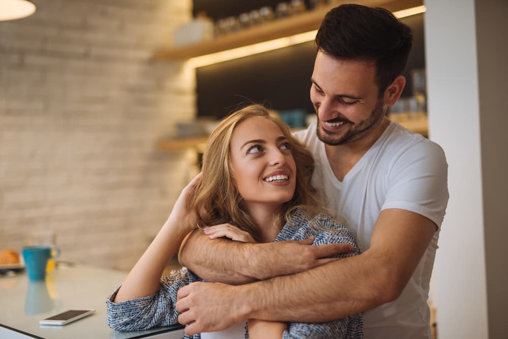 Los hombres de Libra suelen ser muuuy románticos. Son entusiastas, agradables, optimistas, idealistas y buscan siempre la cordialidad, tranquilidad y paz. Siempre quieren buscar el lado bello de las cosas, por más difíciles que se pongan, así que debes apreciar todos estos lindos atributos.