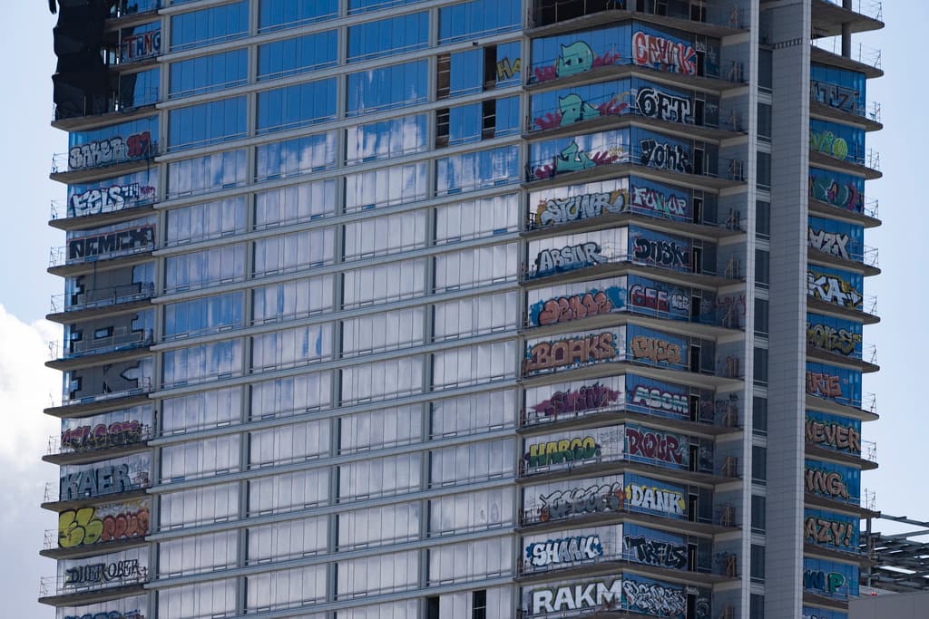 Dos arrestos en las torres abandonadas y llenas de grafiti en el centro de Los Ángeles