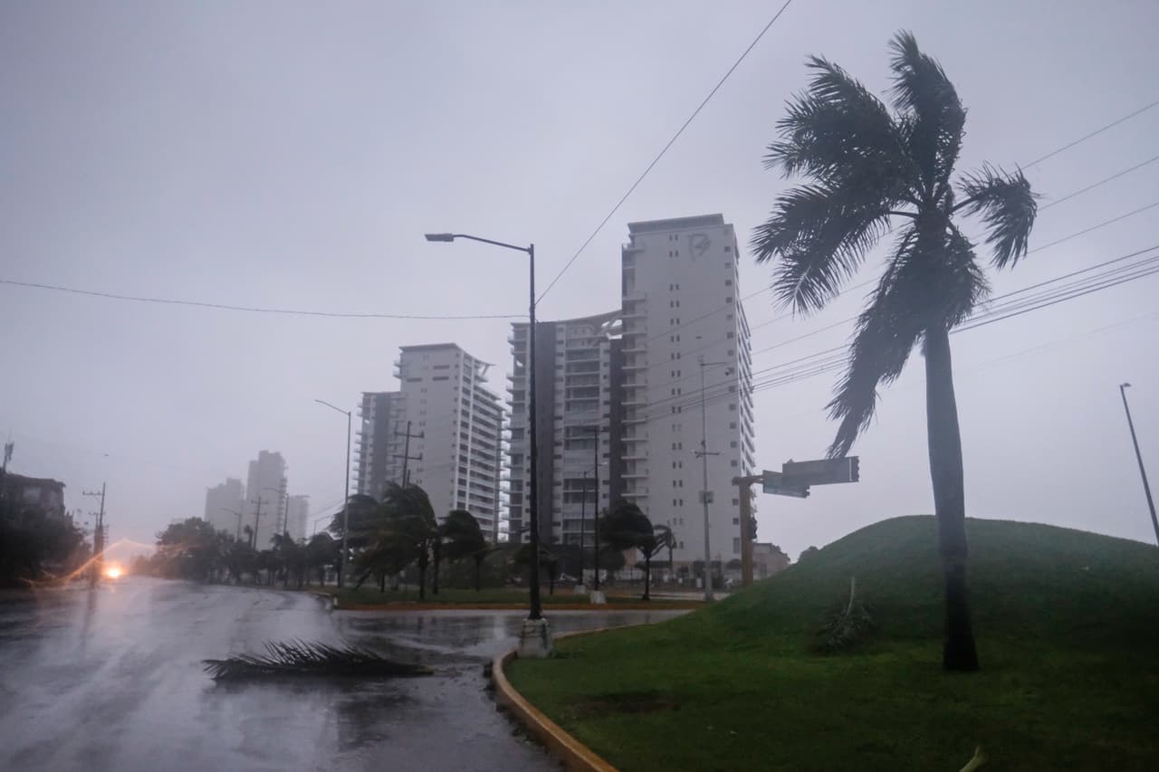 El funcionario de defensa civil Luis Alberto Vázquez dijo que no hubo informes inmediatos de muertos o heridos, pero indicó que Delta derribó unos 95 árboles y causó apagones en partes de Cancún y la isla de Cozumel. En la fotografía la llegada del huracán Delta en la mañana del miércoles a la ciudad turística mexicana.