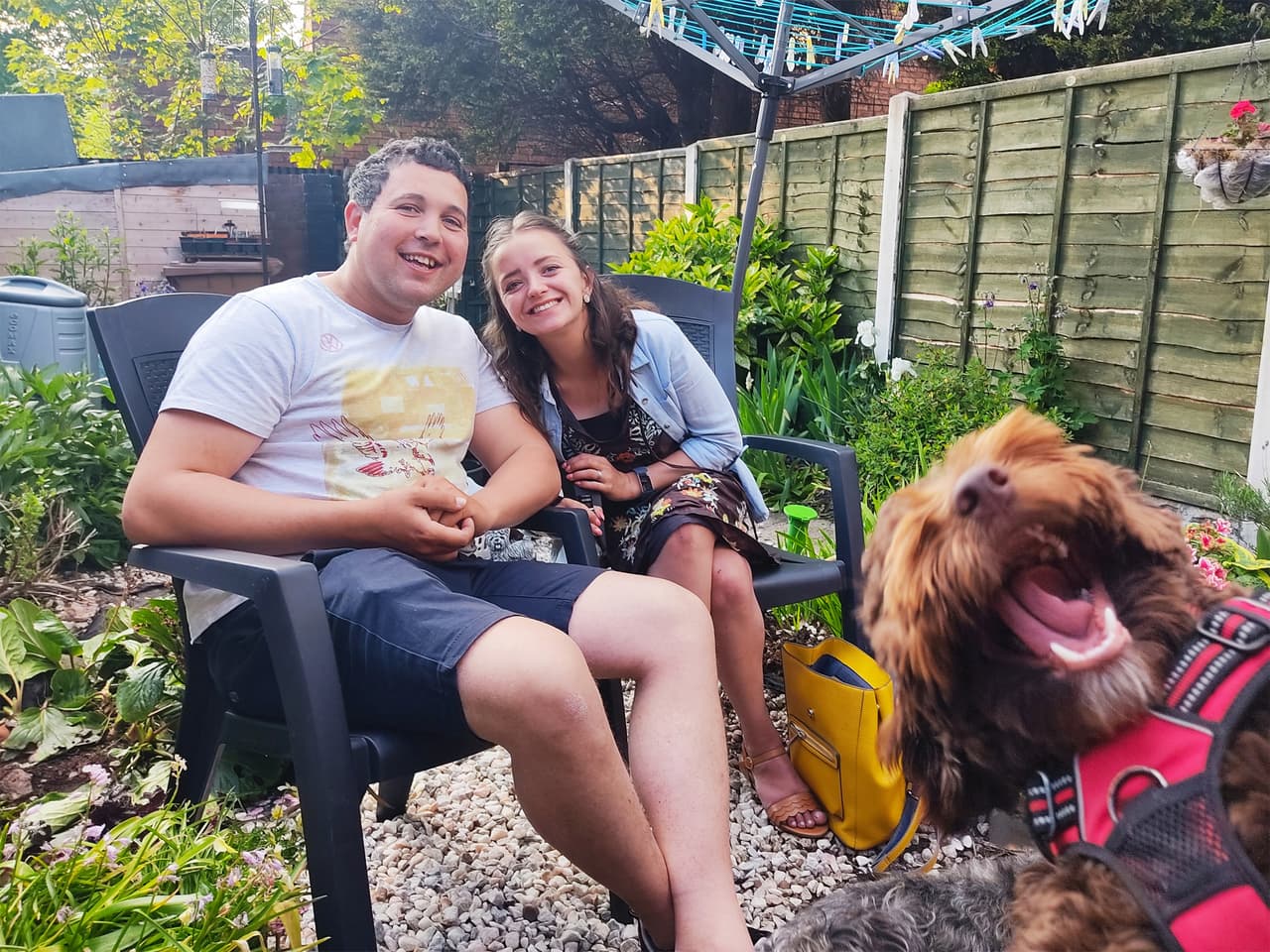 <b>‘Hugo el atravesado’</b>
<br>
<br>“Esta es mi mejor amiga Faith, su esposo Alex y su descarado perro Hugo. Faith quería una fotografía para marcar una ocasión especial: su primera salida después de protegerse en casa durante 14 meses. ¡Hugo saltó al encuadre en el momento justo!”, cuenta la autora de esta fotografía.
<br>
<br>