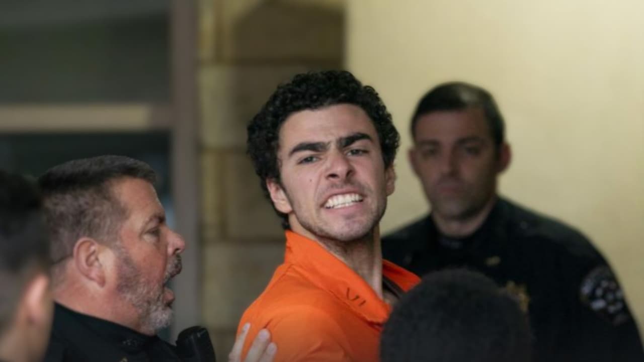 El joven de 26 años lanzó gritos al bajar de la patrulla que lo llevó a la Corte Criminal de Altoona en donde enfrenta cargos por el asesinato del CEO de United Healthcare en Manhattan