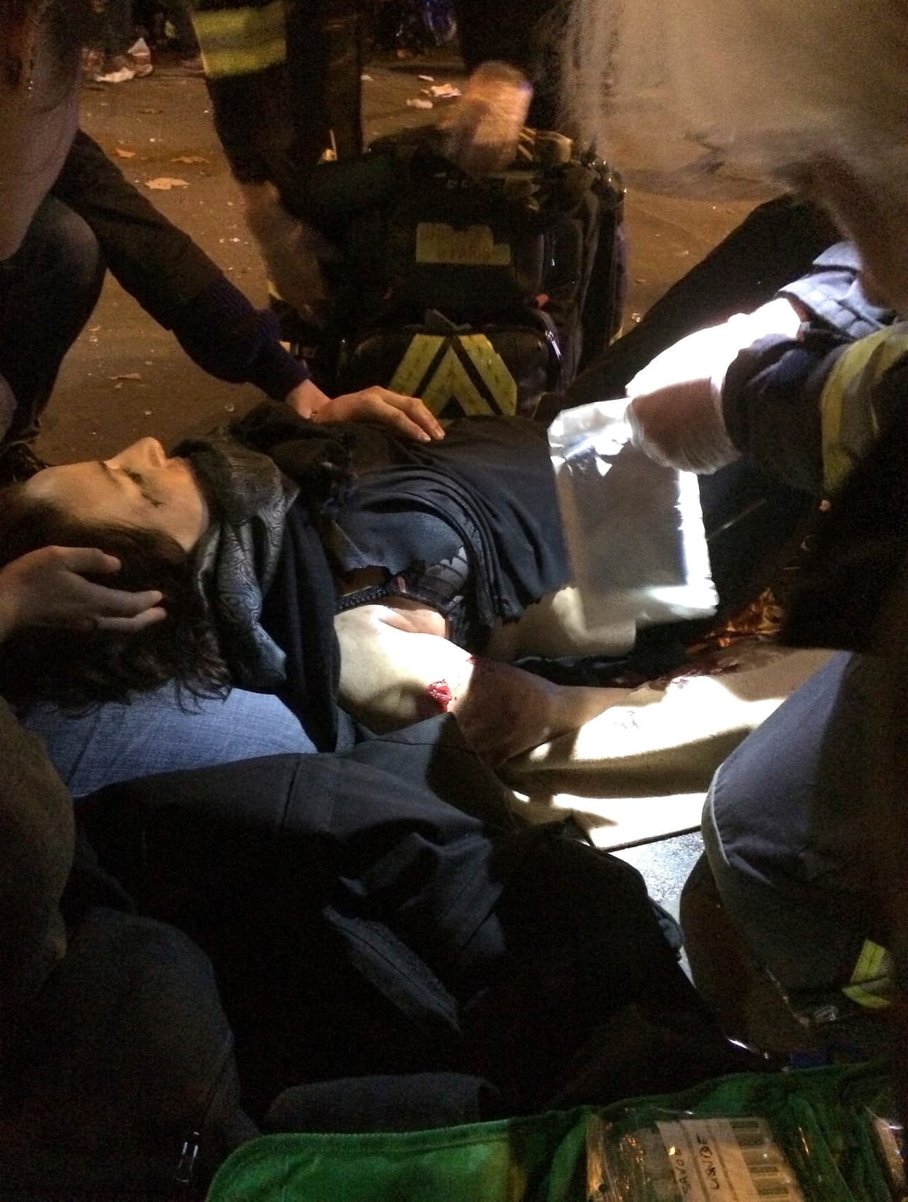 Una víctima del ataque a tiros es tratada en la acera del restaurante La Belle Equipe.