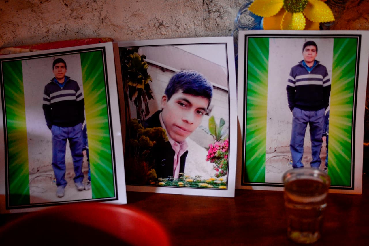 Dos retratos de Ribaldo Danilo en el altar que improvisó la familia para orar por el joven, a quien dan por muerto.