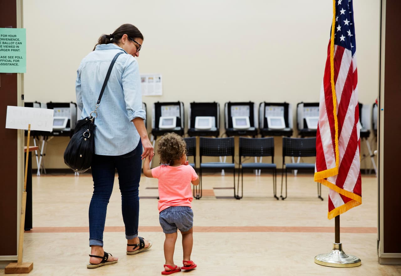 Una votante y su hijo en un centro electoral de Sandy Springs, Georgia. Se esperaba que el triunfo del Partido Demócrata en este circuito podría dar un impulso a las elecciones del próximo año.