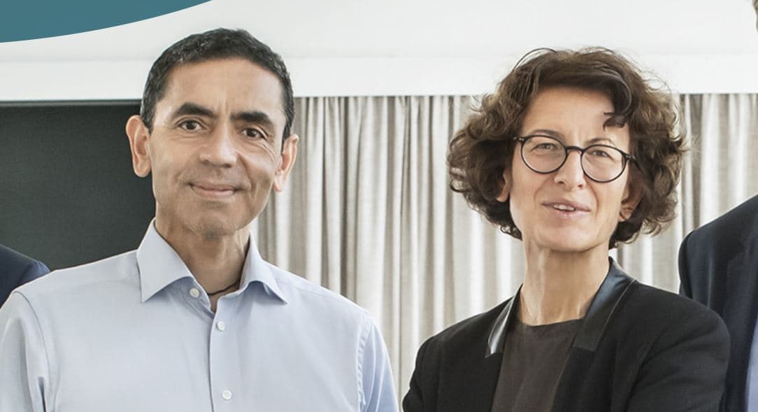 El profesor Ugur Sahin, fundó BioNTech en 2008 con su esposa, la Dra. Özlem Türeci. La compañía ahora está valorada en 25 mil millones de dólares y tiene 1.500 empleados, con sede en Mainz, Alemania.