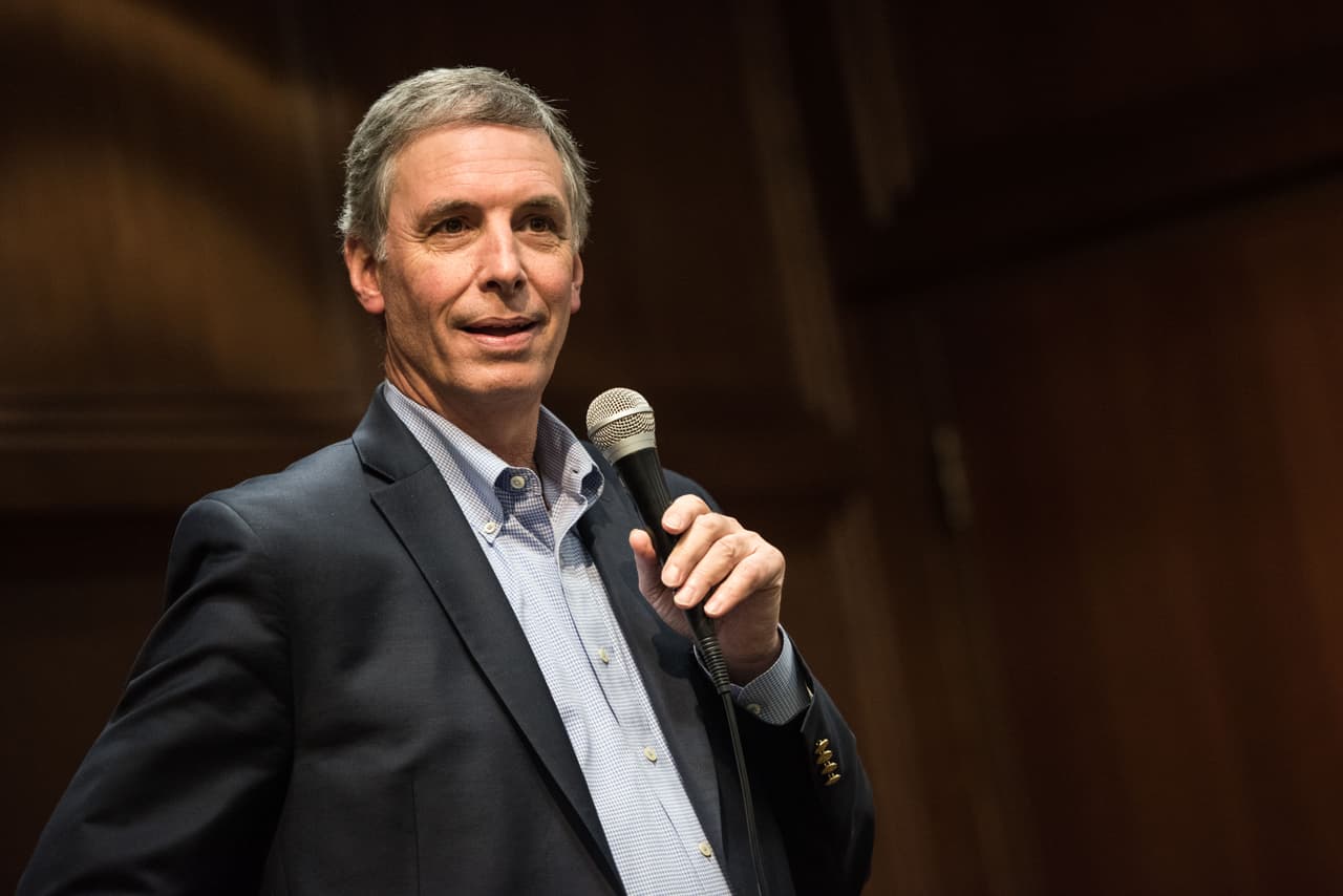 <b>Tom Rice (Carolina del Sur) Perdió.</b> Luego de cinco periodos representando a su estado, en las primarias del 15 de junio cayó frente a Russell Fry, candidato respaldado por Trump.
<br>
<br>Trump hizo campaña en persona en Carolina del Sur para 'hundir' a Rice, quien apoyó al expresidente durante todo su mandato hasta la insurrección en el Capitolio del 6 de enero de 2021.
<br>
<br>Fry obtuvo el 51,1% de los votos frente al 24,6% de Rice. El saliente republicano contó que había recibido amenazas de muerte luego de su votación contra Trump. Consideró que las acciones de Trump fueron "una de las peores cosas que un presidente haya hecho en términos de atacar la Constitución".