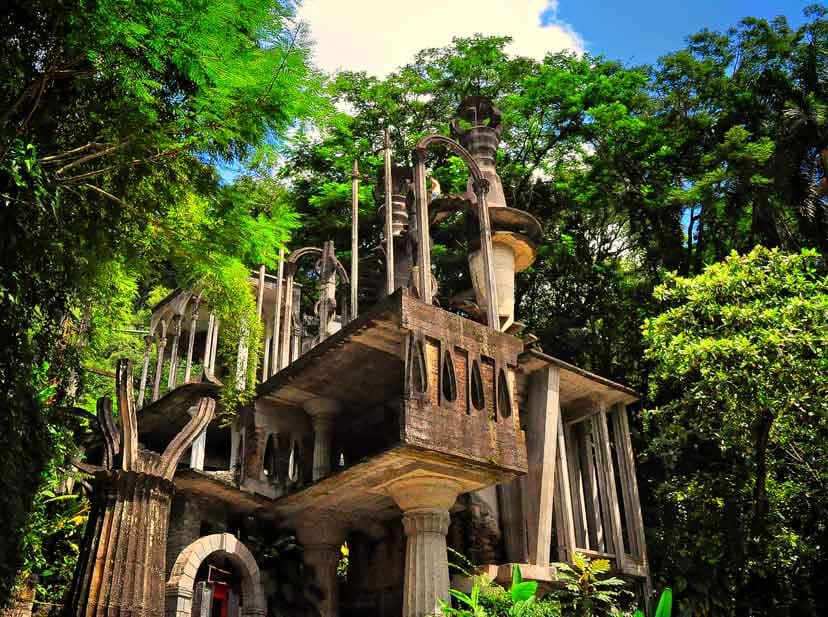 Edward nació en agosto de 1907 en Greywalls, Escocia, y murió en 1984. En este jardín, y en una especie de palacete que construyó, recibía visitas de artistas de la talla de Leonora Carrington. Sus cómplices en esta construcción fueron Roland McKenzie y de Plutarco Gastélum.