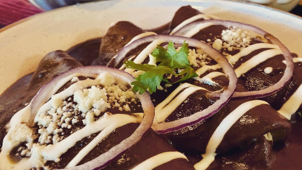 Entre los platillos más populares se encuentran el 
<b>Desayuno Chile Poblano Relleno</b> con queso fundido y un tamal entero. Los clientes también disfrutan de los Chilaquiles Divorciados (con salsas roja y verde por ambos lados). Los huevos rancheros y huevos líquidos cubiertos con una salsa rústica.