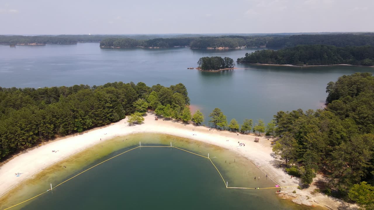 Entre 1994 y 2022, 
<b>216 personas han muerto en el lago Lanier</b>, según la División de Cumplimiento de la Ley del Departamento de Recursos Naturales de Georgia.
<br>Ahogamientos, muertes en el lago Lanier (2018-2022)
<br>2018: 8 ahogamientos, 11 muertes totales
<br>2019: 8 ahogamientos, 11 muertes totales
<br>2020: 7 ahogamientos, 10 muertes totales
<br>2021: 4 ahogamientos, 9 muertes totales
<br>2022: 6 ahogamientos, 7 muertes totales
<br>Total: 33 ahogamientos, 48 muertes totales
