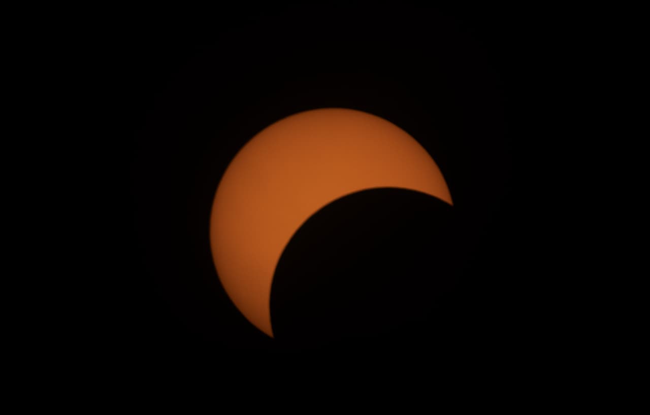 La Luna comienza a cubrir el Sol durante el fenómeno que se pudo apreciar también desde Bangkok, Tailandia.