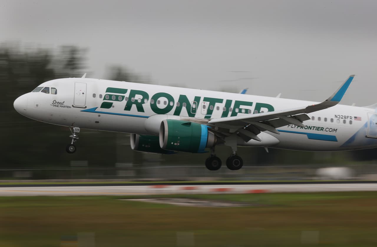 <b>Puesto 9. Frontier</b>
<br>
<br>Puntos: 28.67.
<br>
<br>Mejor desempeño: vuelos cancelados y costo y alcance. 
<br>
<br>Peor desempeño: comodidad de la cabina, vuelos sobrevendidos, cambios en tarifas de equipaje y disponibilidad de premios para los viajeros.
<br>
<br>La ‘confiabilidad’ de las aerolíneas está determinada por la probabilidad de que su viaje transcurra perfectamente. Esto incluye la puntualidad, los vuelos sobrevendidos y el manejo del equipaje, entre otros factores.
