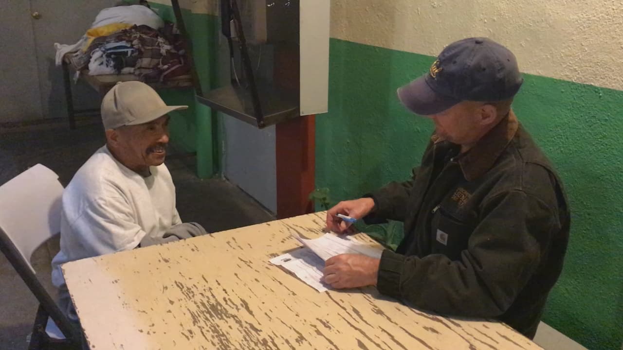 Aquí los trabajadores registran hasta altas horas de la madrugada a los deportados que pasarán la noche con ellos.