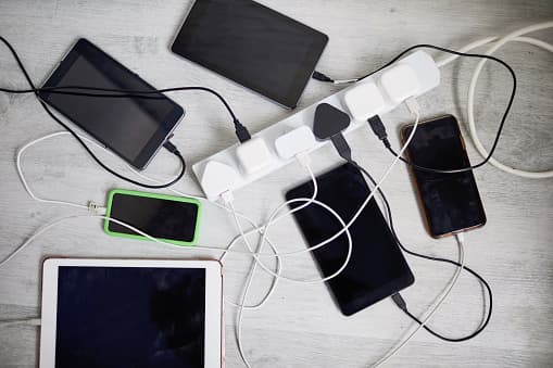 Desenchufe los electrodomésticos, cargadores y dispositivos electrónicos cuando no los esté usando. Usan energía incluso cuando están apagados.