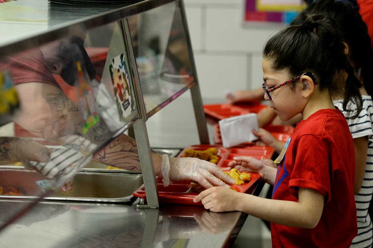 Más sal y más harinas blancas: las nuevas reglas de nutrición para comedores escolares que impulsa el gobierno de Trump