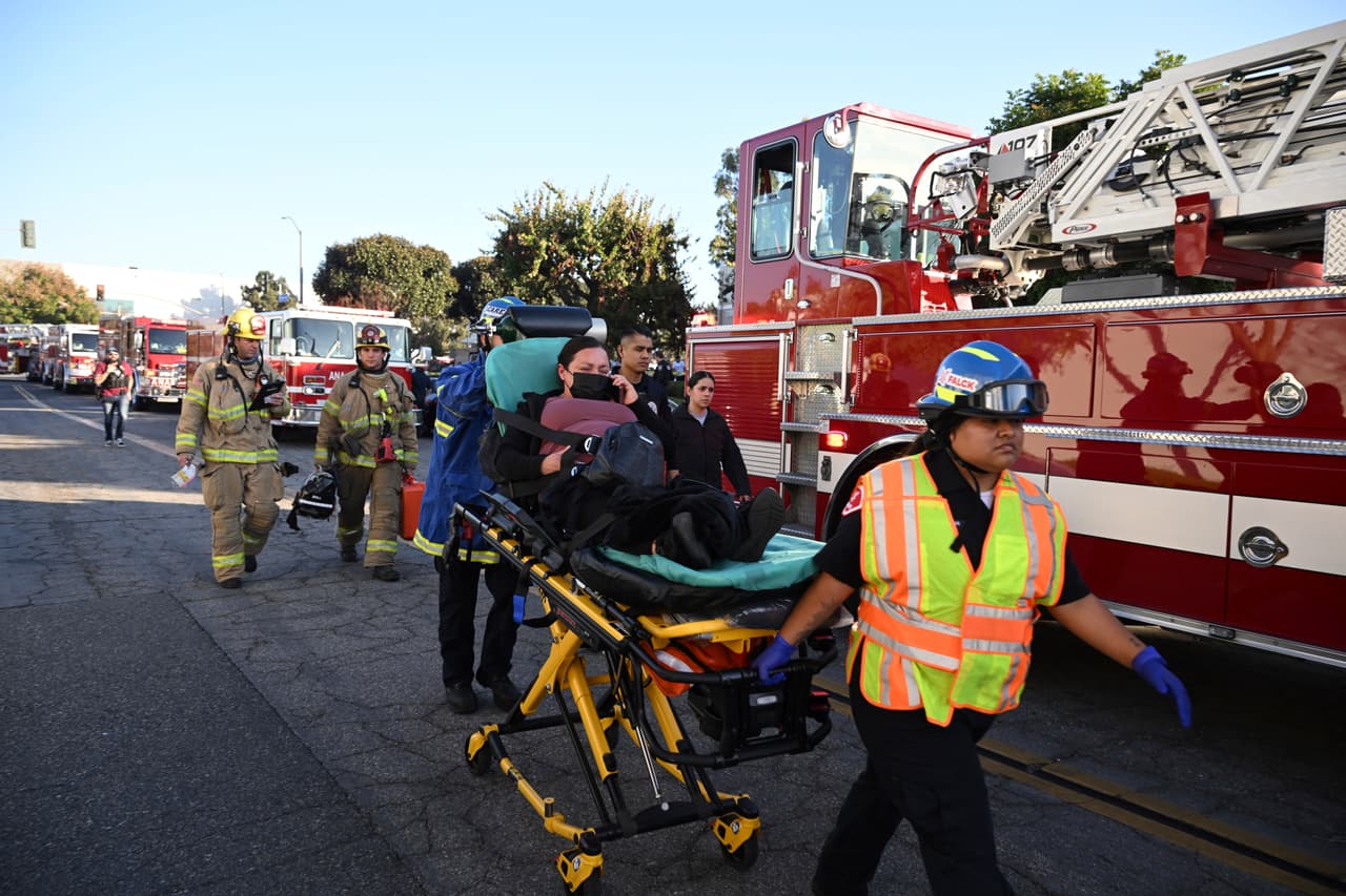 Al principio no se sabía mucho del accidente, conforme transcurrió el tiempo, la información fue fluyendo. El saldo del accidente fue de dos personas muertas, que la policía de Fullerton cree que eran tripulantes de la avioneta, además de 19 heridas, de las cuales 10 fueron llevadas al hospital.