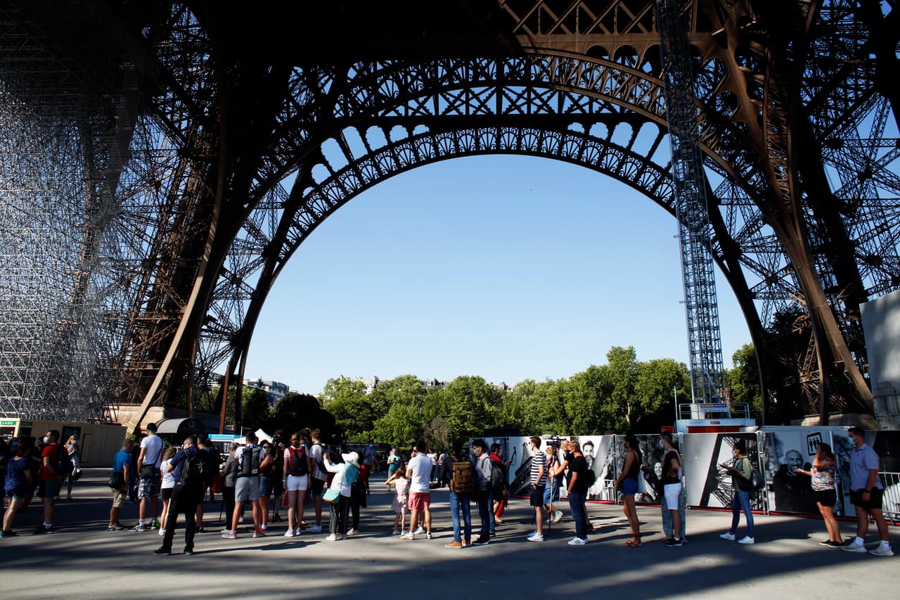 La fila para entrar al monumento más famoso de París se volvió a formar este jueves 25 de junio. Decenas de entusiasmados turistas y periodistas de todo el mundo visitaron la torre Eiffel en su reapertura después de tres meses. 
<a href="https://www.univision.com/noticias/salud/mapa-actualizado-del-coronavirus-cifras-de-casos-confirmados-y-fallecidos"><u>Vea aquí nuestro mapa actualizado del coronavirus: cifras de casos reportados, fallecidos y recuperados</u></a>
<br>