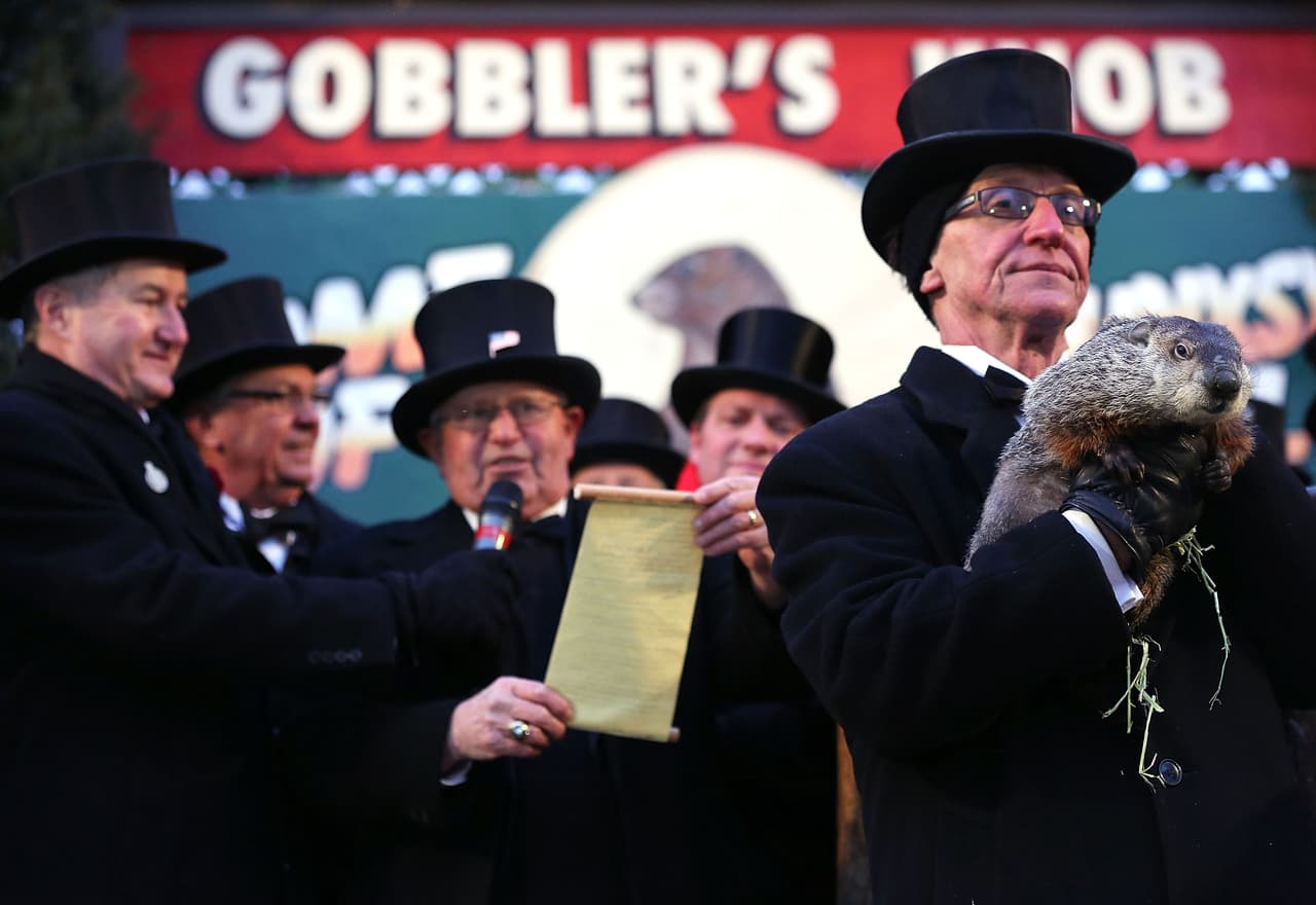 <b>Punxsutawney Phil tiene un "círculo interno": </b>Esos hombres con sombreros de copa no son aleatorios. Se les llama el "círculo interno". Son responsables de planificar los eventos alrededor del 
<b>Día de la Marmota</b> (no es poca cosa, considerando que los eventos de este año duran más de una semana) y cuidar a 
<b>Phil</b>.