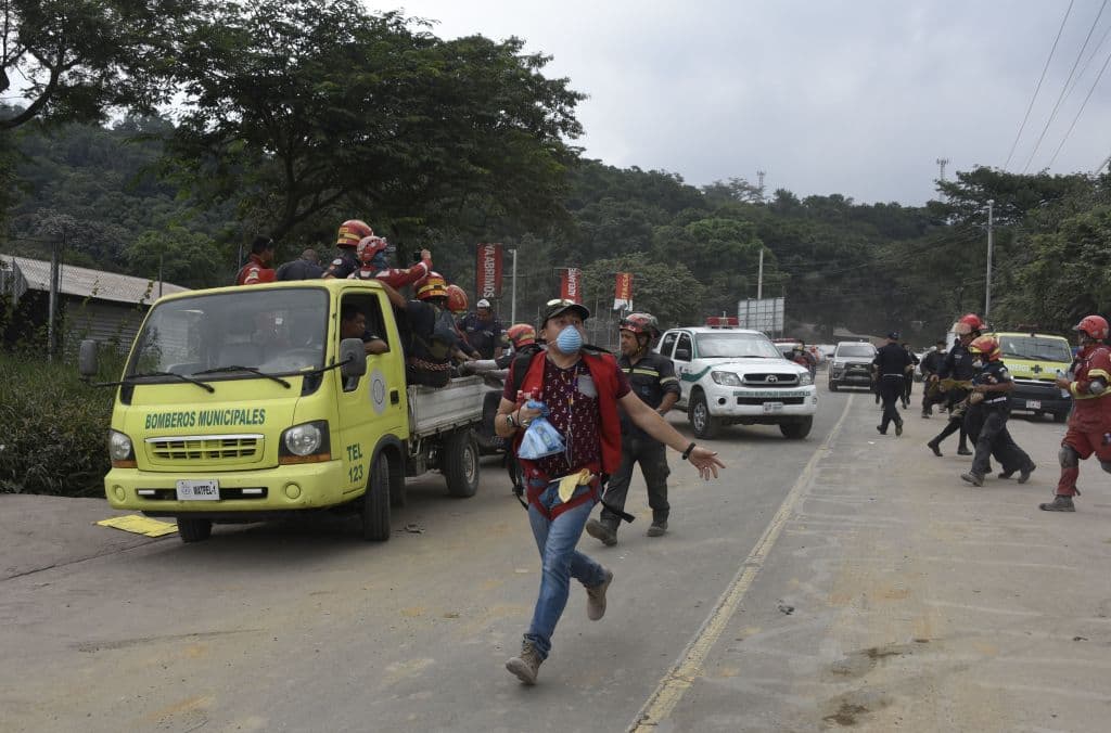 Nueva erupción del volcán de Fuego en Guatemala genera evacuaciones, falsas alarmas y pánico