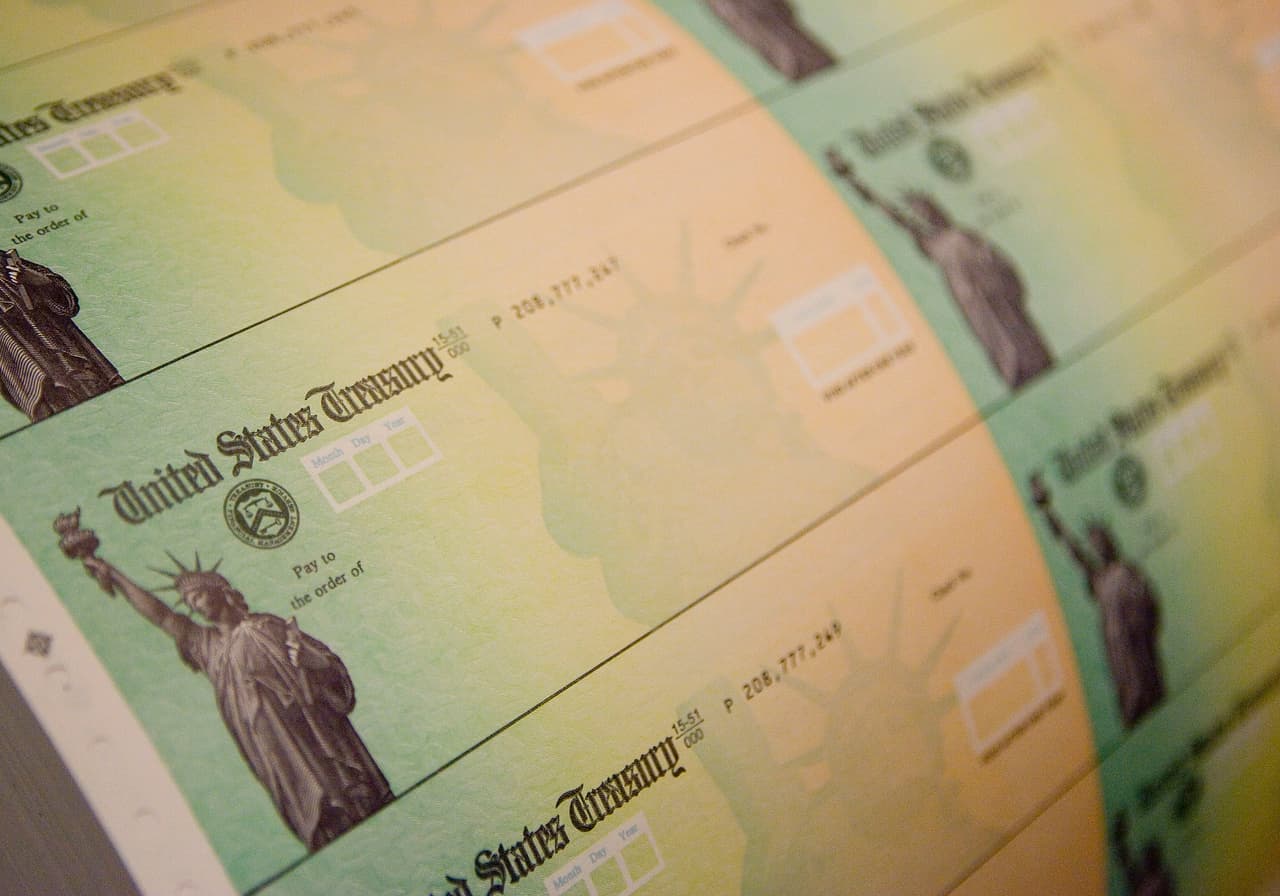El nuevo paquete contempla un cheque de $600 por persona (incluyendo adultos y menores de edad) y esta vez familias mixtas, que tienen miembros indocumentados, recibirán los fondos, contrario a lo que pasó con la ley CARES de marzo. La asignación se realizará según el ingreso declarado en la liquidación de impuestos en 2019.
<br>