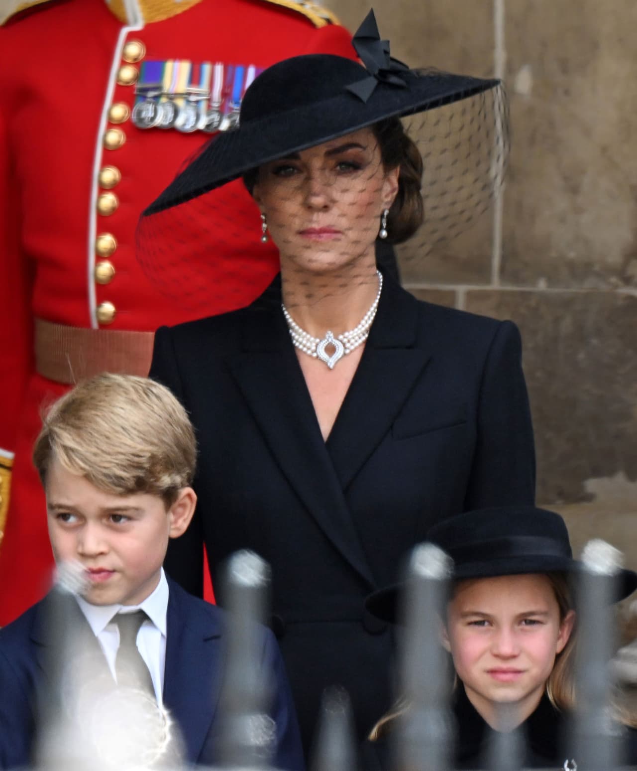 Kate Middleton usó una gargantilla de cuatro hilos de perla y un enorme cierre de diamantes en el centro que pertenecía a la monarca.