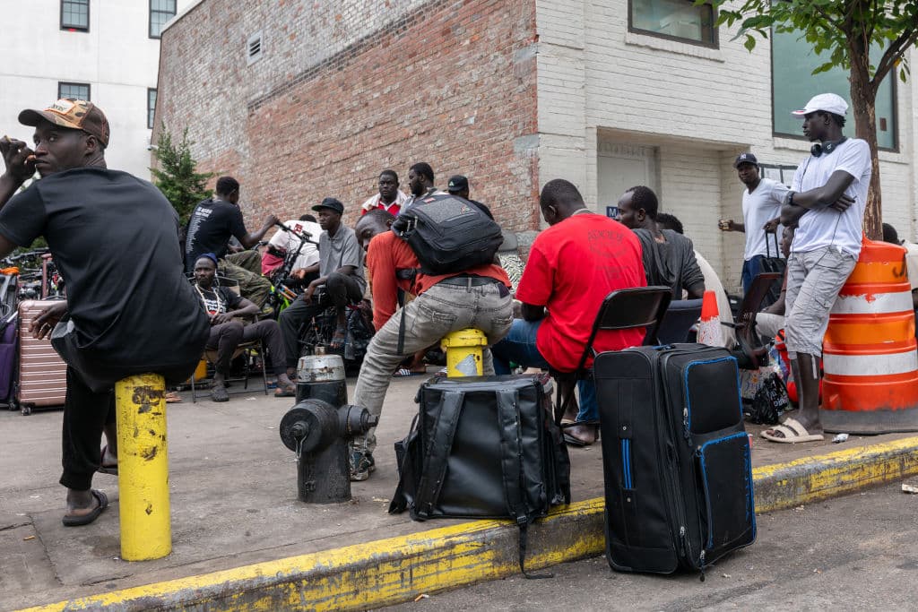 Frente al edificio del albergue para migrantes, 
<b>Enny de Jesús Urbina Méndez</b> cayó baleado. Murió poco después. Tenía 21 años.