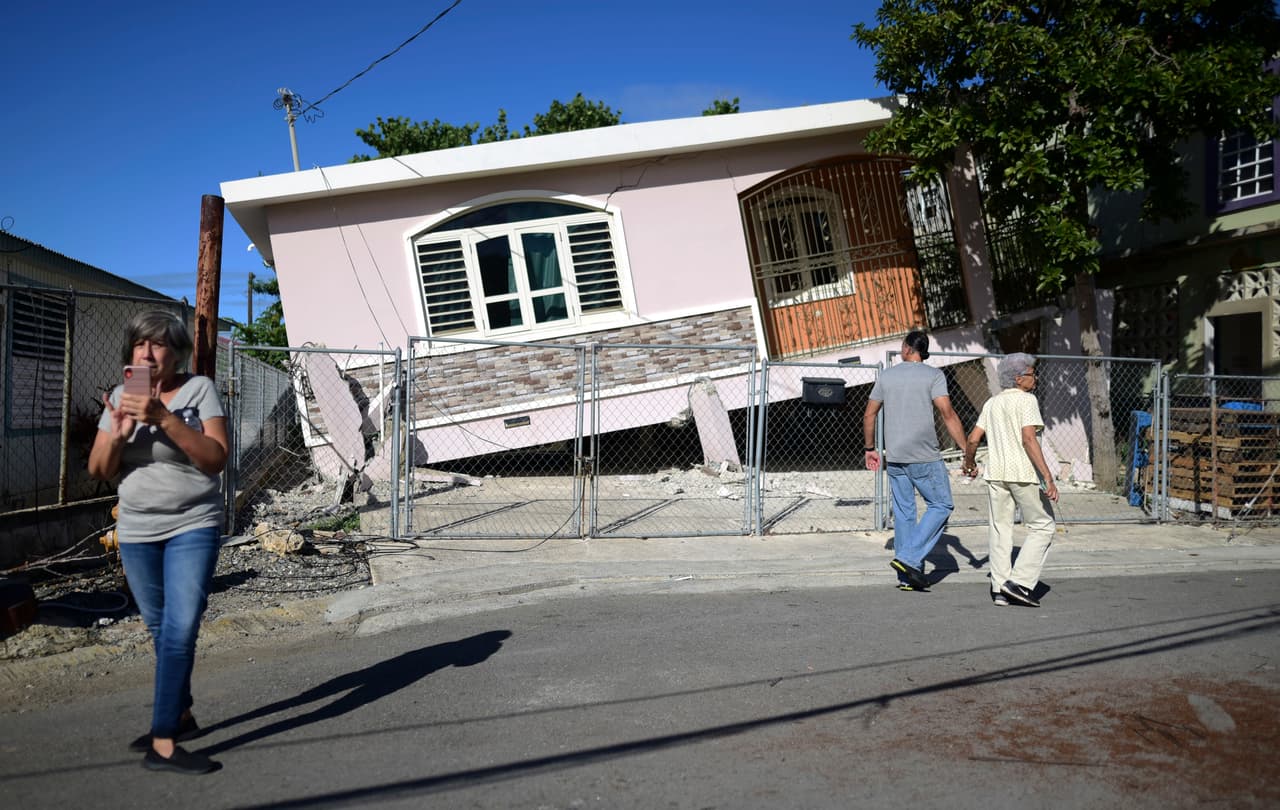 Los residentes de Guánica, al sur de Puerto Rico, examinan una propiedad que colapsó con el terremoto de magnitud 5.8 que sacudió la isla en la mañana del lunes.