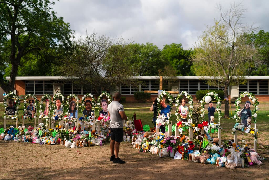 Brian Hackett visita el memorial frente a la escuela donde ocurrió el fatal suceso. Esta semana están previstos los funerales de 11 niños y de la maestra Irma García.