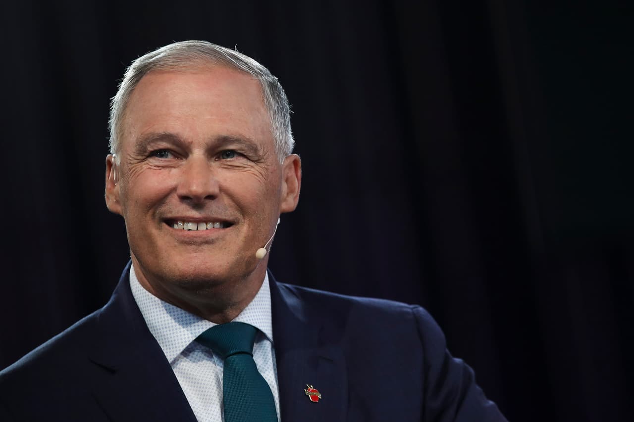 El gobernador del estado de Washington, 
<a href="https://www.univision.com/temas/jay-inslee">Jay Inslee</a>, a veces parecía invisible en el debate. Según 
<i>The New York Times</i>, fue 
<b>el más desfavorecido en tiempo de participación</b>. Cuando se le pidió al final del debate que mencionara la mayor amenaza geopolítica para Estados Unidos, recibió un gran aplauso con su respuesta: "La mayor amenaza a la seguridad de Estados Unidos es 
<a href="https://www.univision.com/temas/donald-trump">Donald Trump</a>" .